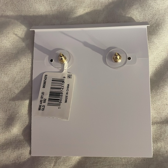 kendra scott mini ari heart gold stud earrings - Picture 3 of 3